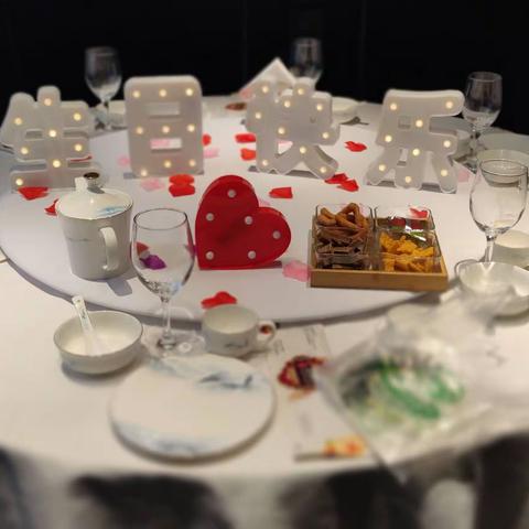 李林芃12岁生日其全家人聚于百饺园酒店，为其举行生日宴会，此照片为生日留念。