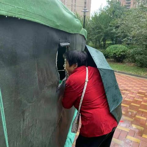 “雨中核酸”　井然有序