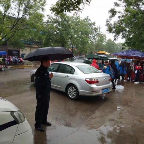 认真落实护校安园    雨天坚持在岗护学