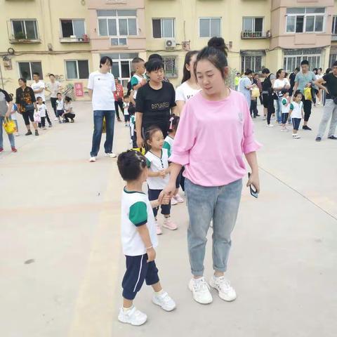 佳乐幼儿园《大手拉小手》亲子活动“感恩父母，感恩老师，感恩身边的所有……