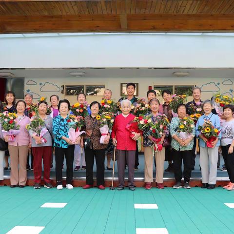 【众爱新闻时间】喜迎二十大 温暖过重阳—密云二幼开展退休教师创意插花活动