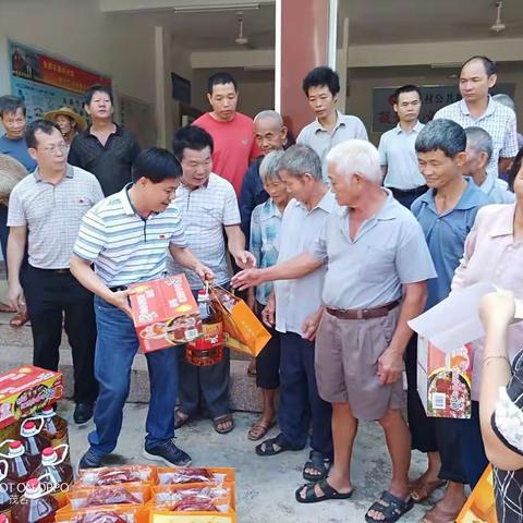 高州市民政局到古丁里坑村开展“送温暖”主题党日活动