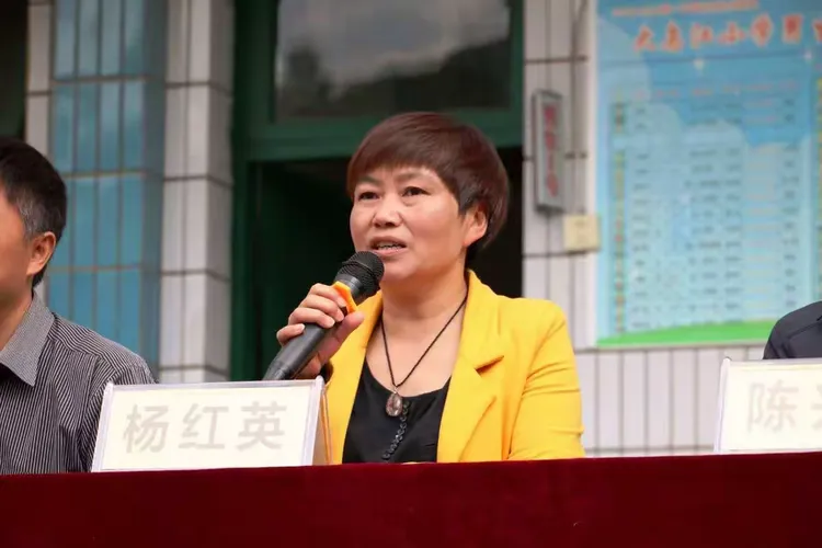 县教育局杨红英主持捐赠仪式