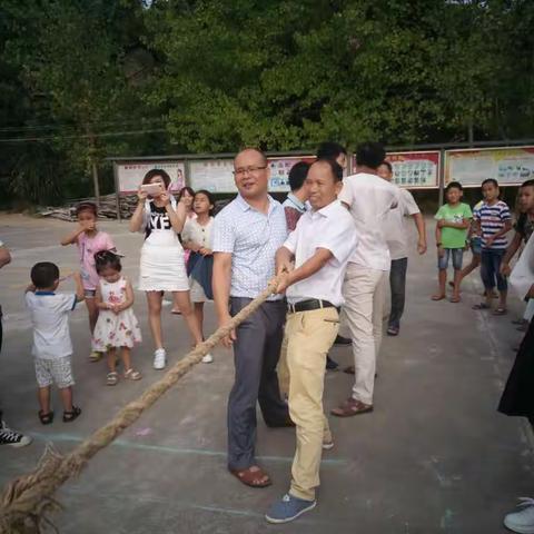 “拔河需要巧使力，脚稳心齐夺第一”———湛田小学2017年教师拔河大赛