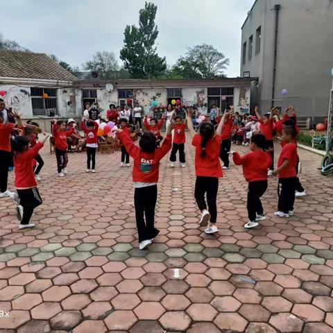 倾听儿童，相伴成长一一丰荣中心幼儿园家长开放日暨庆“六一”文艺汇演活动