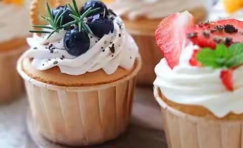 沙头村幼儿园中班级美术晚托班《纸杯蛋糕》