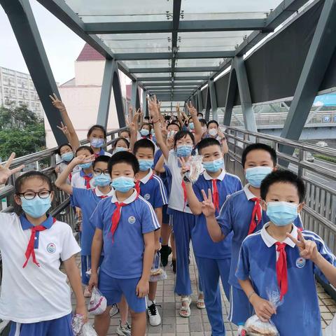 坪地中心小学师生赴坪地中学参观交流纪实