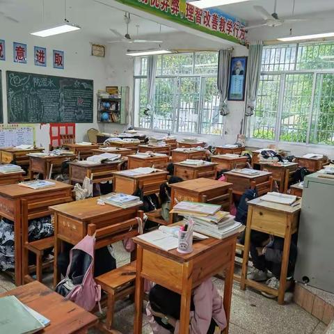 “防震演练，安全自救”毛家滩中学开展防震逃生疏散演练