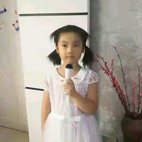 杨涵茹学唱红歌《打靶归来》