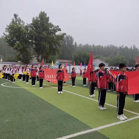 运动场上挥汗雨,赛场之外尽欢颜