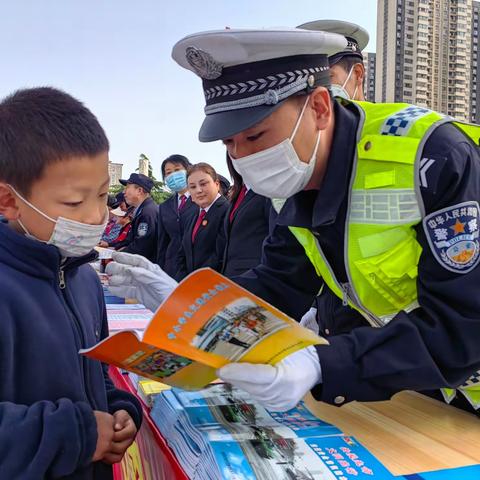 陈仓交警开展国家安全教育日宣传活动