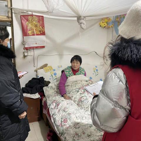 二七社工站走访困难户  做好防御寒潮天气工作