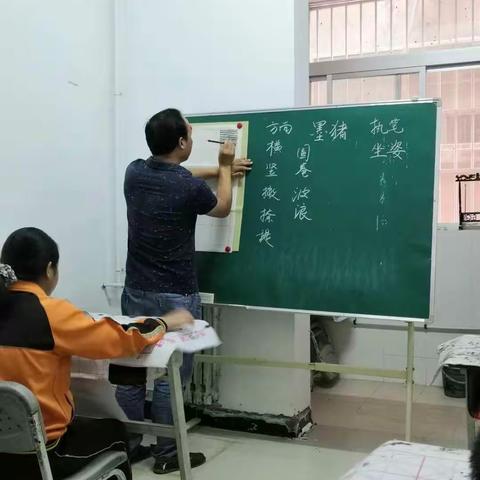 实验小学毛笔书法班学生学习情景展示