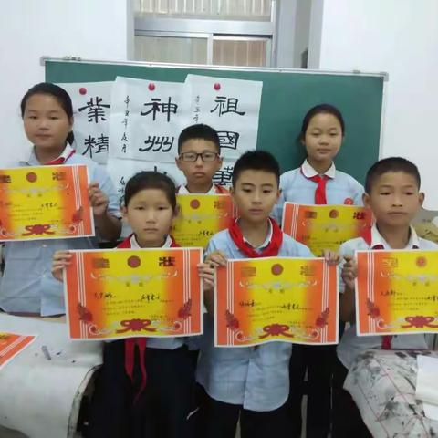 实验小学毛笔书法班学生学习情景展示