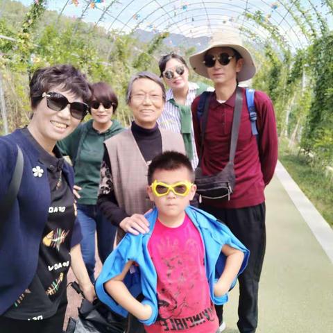 欢度国庆，快乐一家，在褒河花果山和汉中看芦苇，2018年10月1日留念