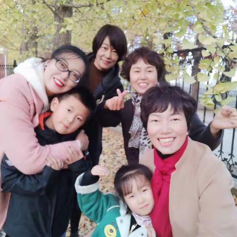 开心快乐的在润泽银杏树下