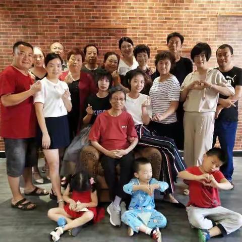 2018年8月29日妈妈出院康复在长沟山庄全家团圆留念