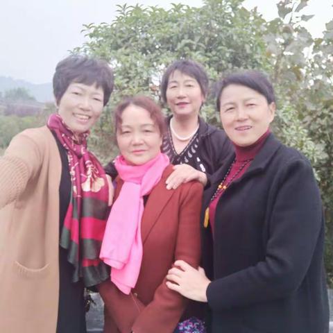 姐妹四人在天池和诸葛古镇长城游玩留念，2018年10月