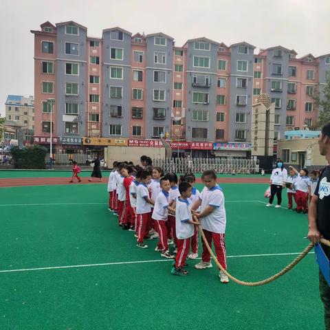 努力拼搏，“拔”出精彩——淮河路小学迎“十一”拔河比赛