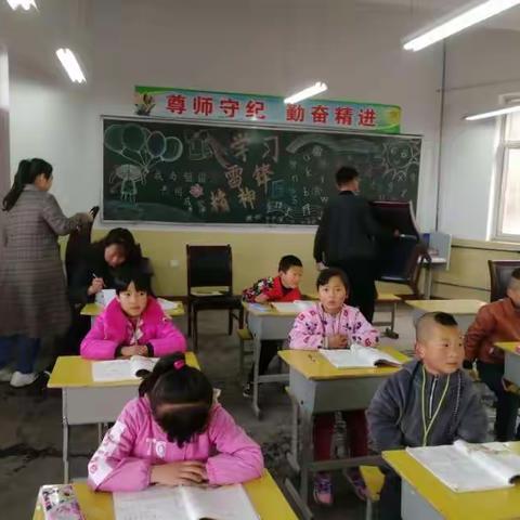陈炉中小学语文组听评课进行中
