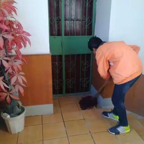 雷锋精神永相传！陈炉中小学八年级学生主动为陶瓷厂博物馆展厅打扫卫生！