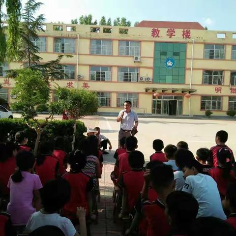 希望小学举行————“关注安全，关爱生命”家长会