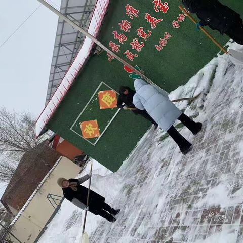 雪很美，用行动守护安全的南张村小学教师更美!