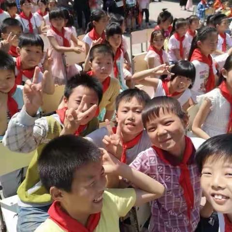 艳阳高照夏日炎，十岁孩童六一欢