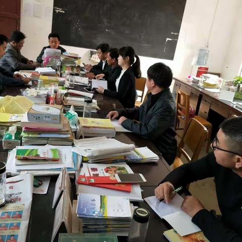 许岗中心小学全体教师学习十九大会议精神掠影