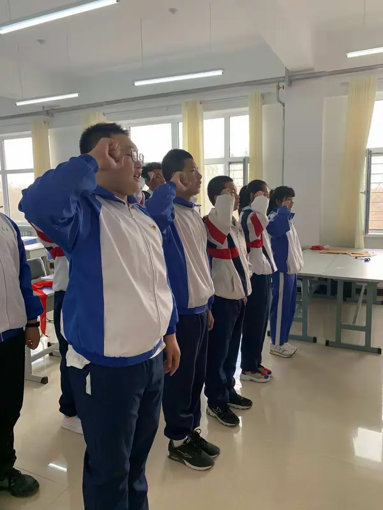 扎兰屯市第三中学举行2019年退队入团仪式