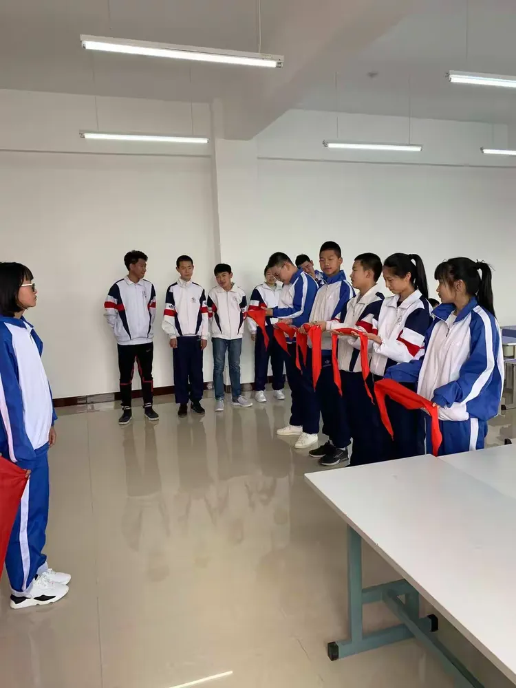 扎兰屯市第三中学举行2019年退队入团仪式