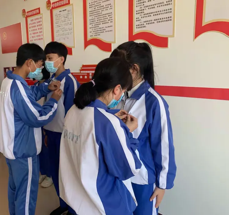 扎兰屯市第三中学举行2020年初三新团员入团仪式