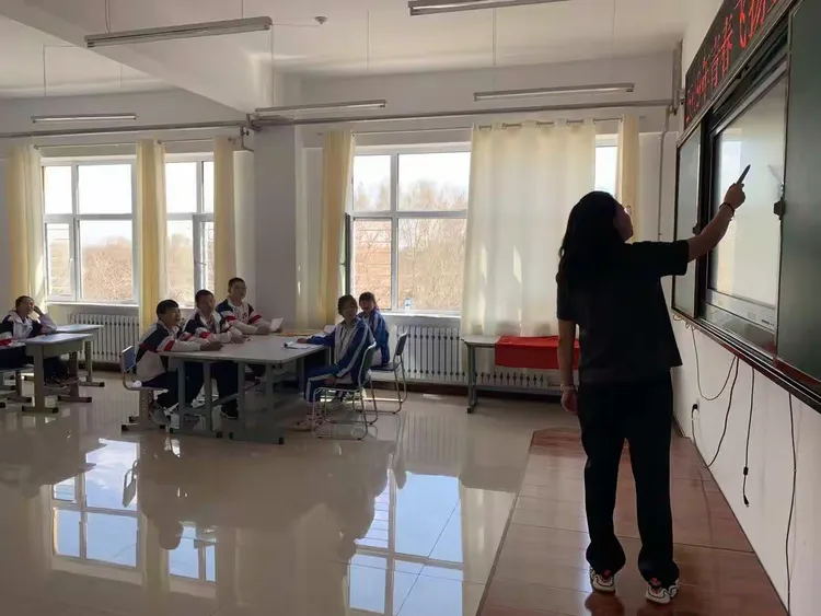 扎兰屯市第三中学举行2019年退队入团仪式