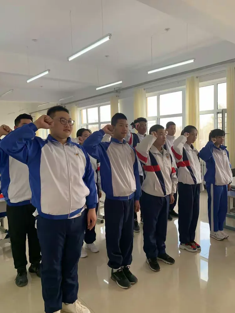 扎兰屯市第三中学举行2019年退队入团仪式