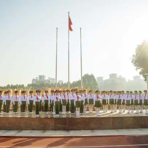 追梦六小  感恩有您——六（1）蜗牛中队国旗下讲话