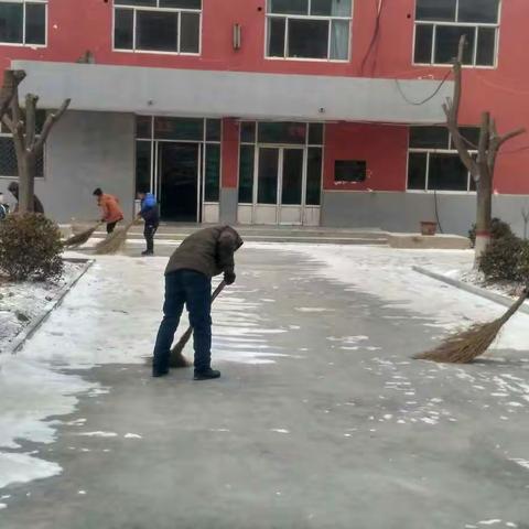 华材小学师生齐动手，天冷，人暖，扫雪忙