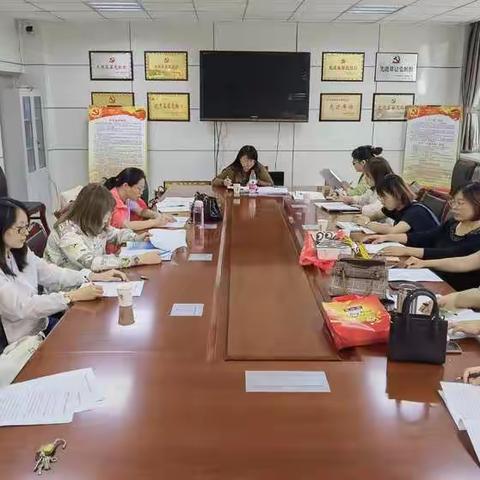 欲穷大地三千界  须上高峰八百盘     ——政史地教研组工作经验交流