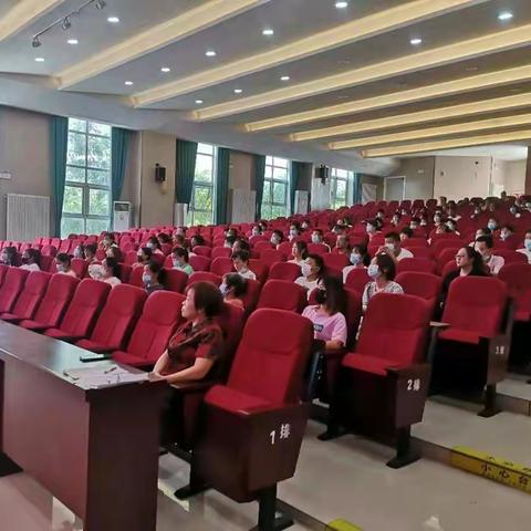 凝聚家校力量，助力学生成长———四年级家长会