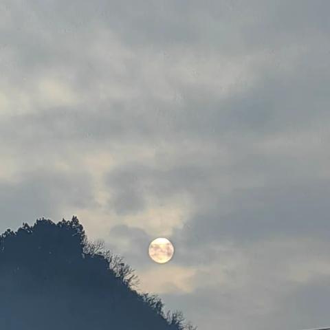 山巅晨阳