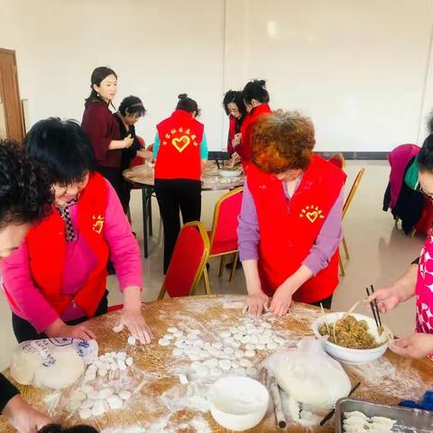 万宝社区居民一家亲，志愿者到消防中队给消防指战员包饺子