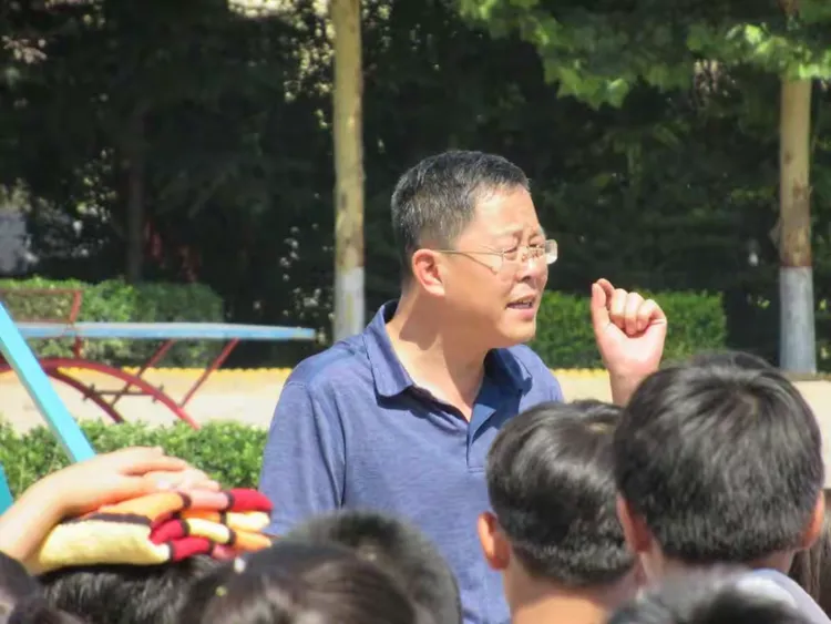 马新文副校长总结发言说到通过本次演练，培养了学生良好的安全意识，加强了学校应对突发灾难事件的应急