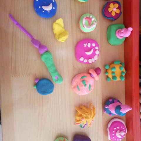 中秋佳节月儿圆，我们做可爱的月饼问候您！