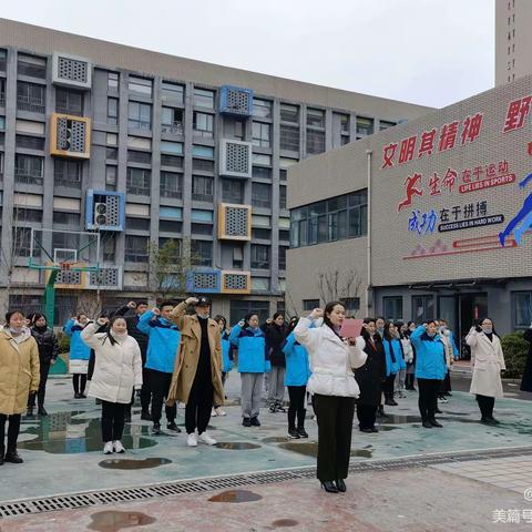 “沙小师生鼓干劲，雷锋精神永传承”——龙湖镇沙窝李小学升旗仪式