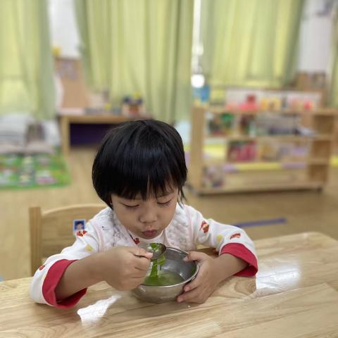 小九班《勤劳的小蜜蜂》