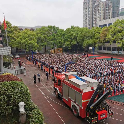 鹤鸣山小学开展＂送法进校园＂和＂消防演练＂活动。