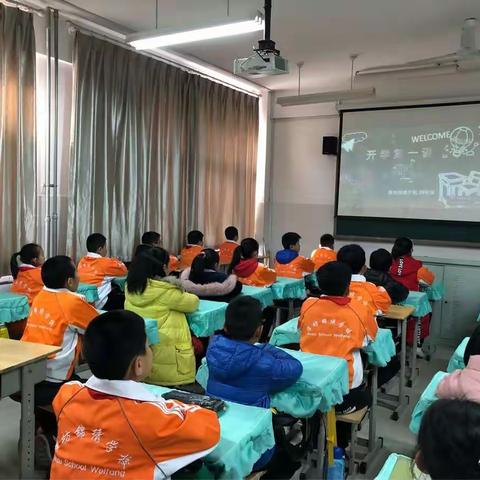 用心为半径，以爱为圆心，携手你我，一同前进。——潍坊经济区锦绣学校，2014级九班。