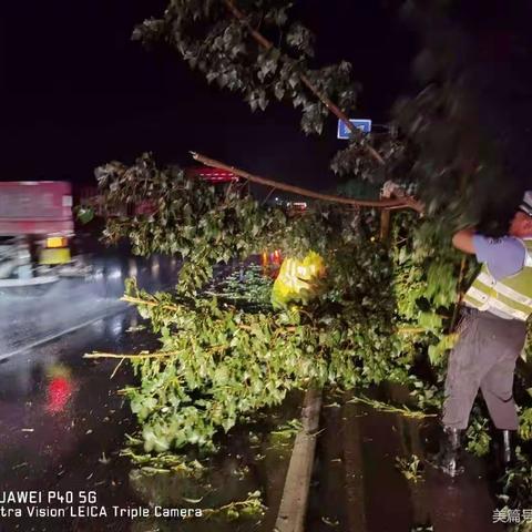 风雨无阻，安全守护！长清交警风雨中保畅通