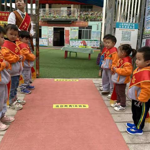 小哈佛幼儿园第十周升旗仪式暨优秀宝贝表彰大会