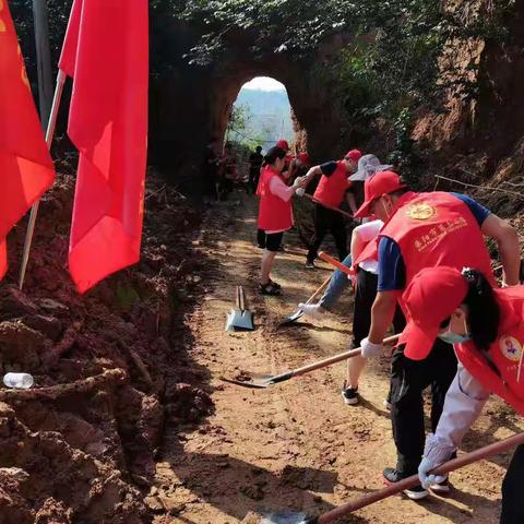 只要需要，我们就在——荥阳三小开展志愿者“清淤行动”