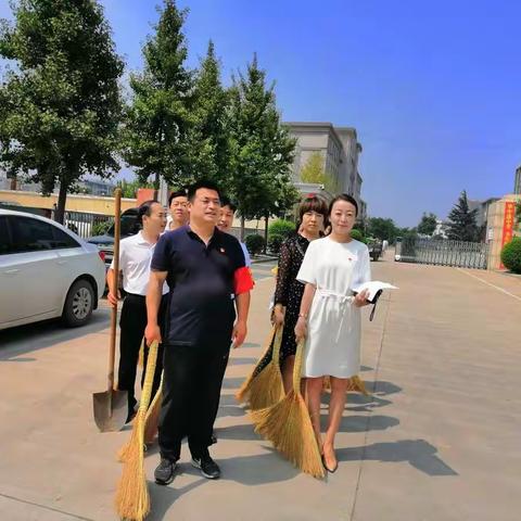 似火骄阳坚持劳动，志愿服务永记心间——尚德中学第二支部八月份党员志愿服务纪实